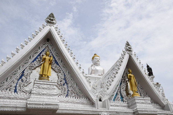 Koristelu kirkon harjakatolla, joka on ainutlaatuinen Thaimaan temppeleissä. - Valokuva, kuva