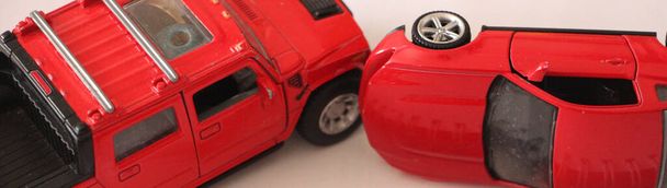 Два червоних іграшкових автомобілі ccidenr широкий банер. Концепція страхування автомобілів
. - Фото, зображення