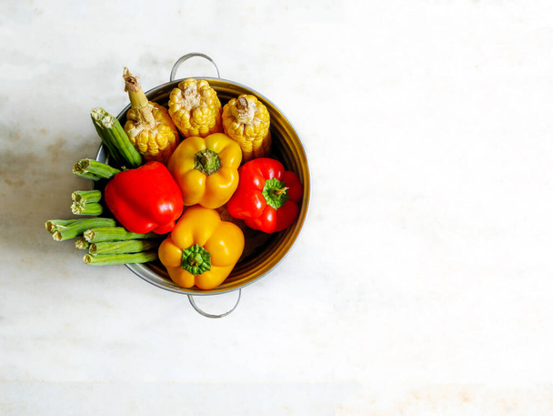 白を基調としたヘルシーなオーガニック野菜のバスケット - 写真・画像
