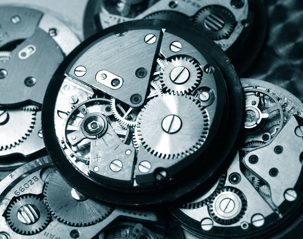 close-up van vintage mechanische horloge kaliber versnellingen - Foto, afbeelding