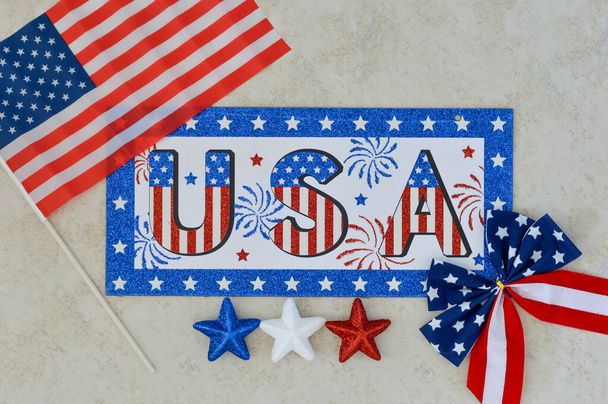 Bağımsızlık Günü 4 Temmuz, Başkanlık Günü, Anma Günü, İşçi Bayramı, Gaziler Günü, Büyük Amerika. ABD, Amerika Birleşik Devletleri bayrağının renklerini yıldızlar ve bayrak ile beyaz bir zemin üzerinde imzaladı. - Fotoğraf, Görsel