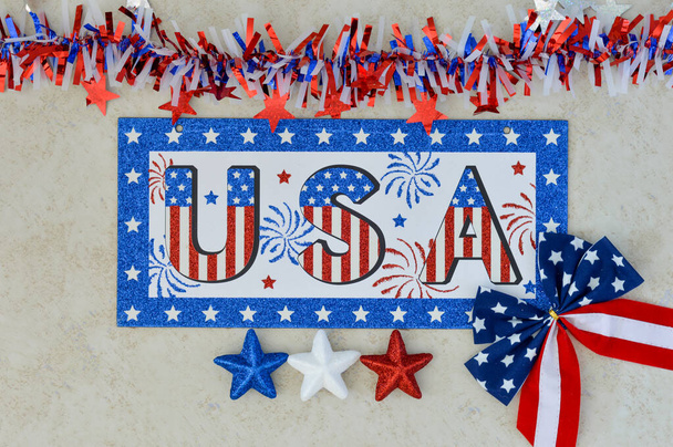 Ημέρα Ανεξαρτησίας 4 Ιουλίου, Ημέρα Προέδρου, Ημέρα Μνήμης, Ημέρα Βετεράνων, Μεγάλη Αμερική. ΗΠΑ υπογράψει στα χρώματα της σημαίας των Ηνωμένων Πολιτειών σε λευκό φόντο με παπιγιόν και αστέρια - Φωτογραφία, εικόνα
