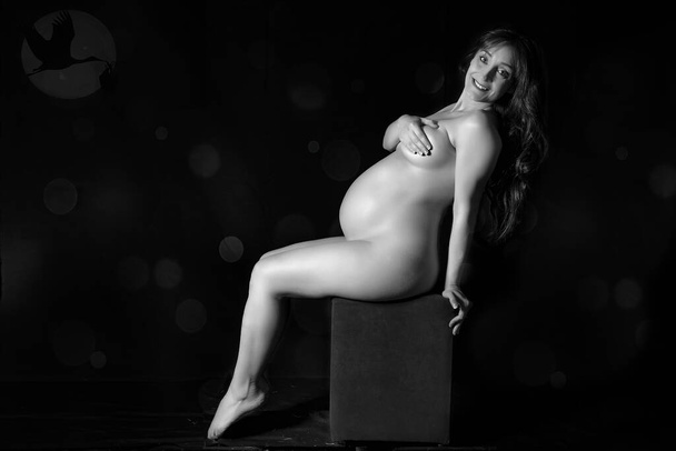 Beautiful woman with advanced state of naked pregnancy - Fotó, kép