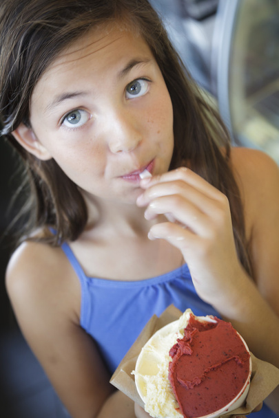 csinos, fiatal lány élvezi ő gelato - Fotó, kép