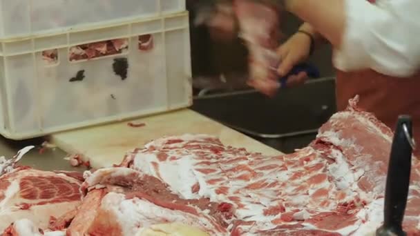 Ο χασάπης κόβει φρέσκο ωμό κρέας - Πλάνα, βίντεο