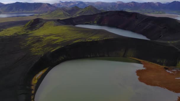 Αεροφωτογραφία της λίμνης Oskjuvatn και των βουνών στην Ισλανδία Highland περιοχή - Πλάνα, βίντεο