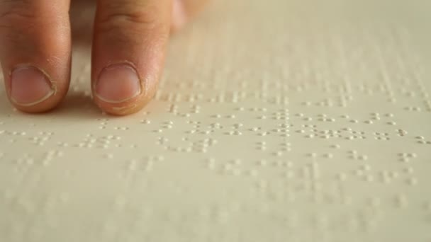 Dedos de un hombre adulto leyendo un libro de Braille. Cerrado.
 - Metraje, vídeo