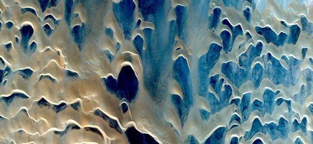 Фундаменталісти, абстрактна фотографія пустель Африки з повітря. Повітряний вид пустельних пейзажів, Генр: абстрактний натуралізм, від абстрактного до символічного, сучасного фотомистецтва - Фото, зображення