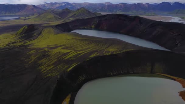 Luchtfoto van het meer van Oskjuvatn en bergen in IJsland Hoogland - Video