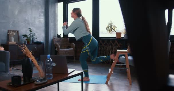 Beautiful sporty fitness instructor woman athlete giving advice online during workout using laptop webcam conference. - Πλάνα, βίντεο