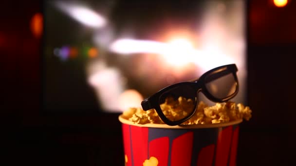 Top kilátás tál popcorn és TV távirányító az asztalon - Felvétel, videó
