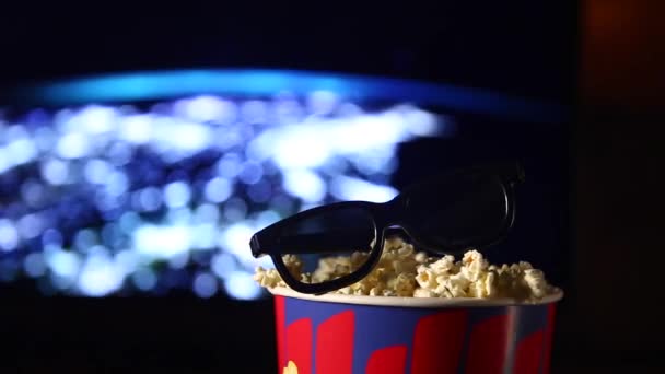 Top näkymä kulhoon popcorn ja Tv kaukosäädin pöydällä - Materiaali, video