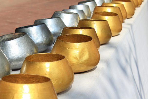 монаший головний милостиню чаша для жертвуєте і загадати бажання, Таїланд - Фото, зображення