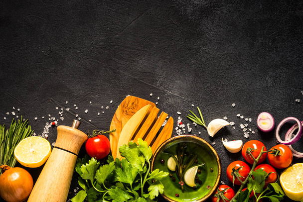 Essen Kochen Hintergrund bei schwarzer Tischplatte Ansicht. - Foto, Bild