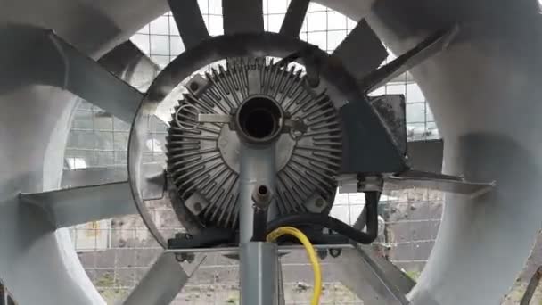 Gran ventilador de ventilación eléctrica de metal industrial al aire libre
. - Metraje, vídeo