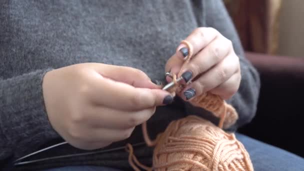 Vrouwen handen gebreid van grijze wol. Handbreien - Video