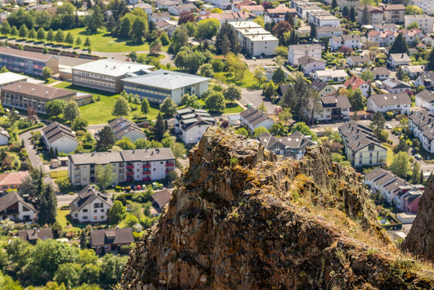 Vista ad alto angolo dai Rotenfels di Bad Muenster am Stein Ebernburg con rocce in primo piano
 - Foto, immagini