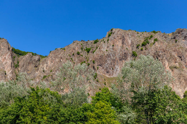 Vista panorâmica do maciço rochoso Rotenfels nas proximidades Bad Muenster am Stein Ebernburg em Nahe River
 - Foto, Imagem