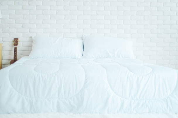 白いベッドは朝、暖かいベッドルームにあります。朝の白い寝室オブジェクトに焦点を当てない. - 写真・画像