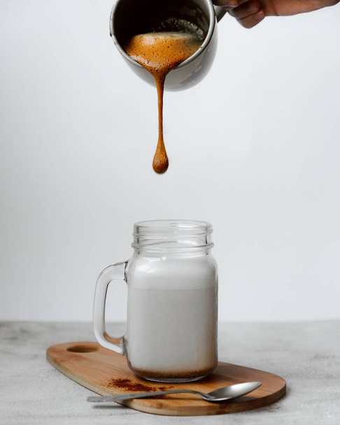 Dalgona káva na bílém pozadí - Fotografie, Obrázek