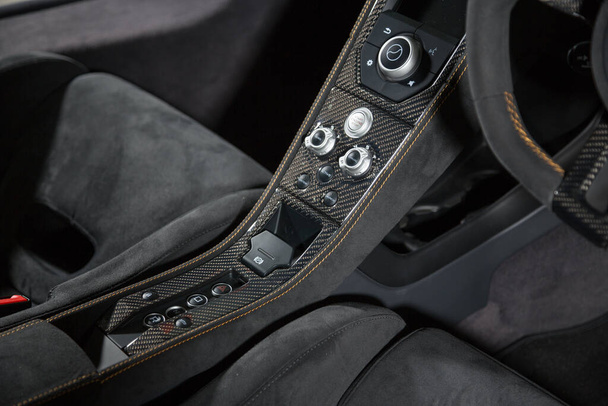Panneau de commande avec boutons dans l'intérieur de la voiture de sport
 - Photo, image