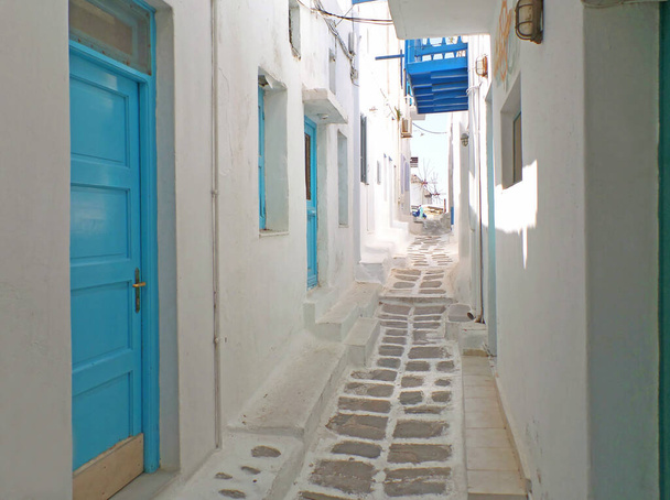 Okouzlující bílé a modré budovy s malou uličkou vedoucí k větrným mlýnům Chora, orientační bod města Mykonos, ostrov Mykonos v Řecku - Fotografie, Obrázek