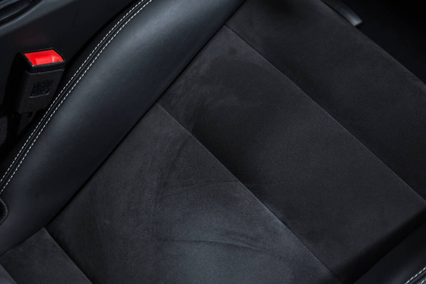Gros plan du siège auto en cuir noir
 - Photo, image
