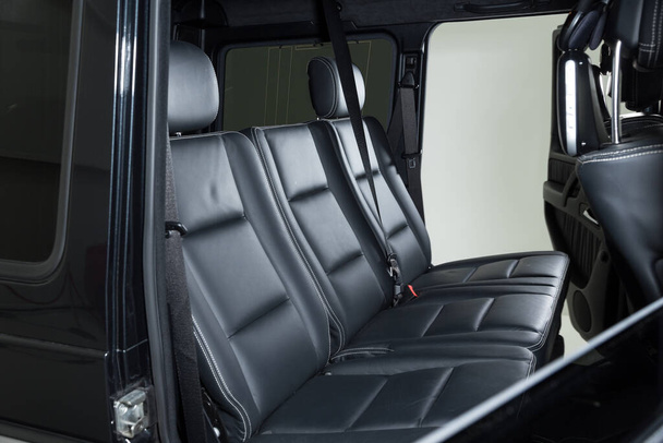 Μαύρο δερμάτινα καθίσματα επιβατών σε εσωτερικό πολυτελές αυτοκίνητο - Φωτογραφία, εικόνα