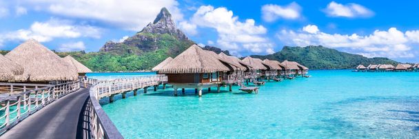 Bora Bora, Französisch-Polynesien. Web-Banner in panoramischer Ansicht dieses erstaunlichen Strandes - Foto, Bild