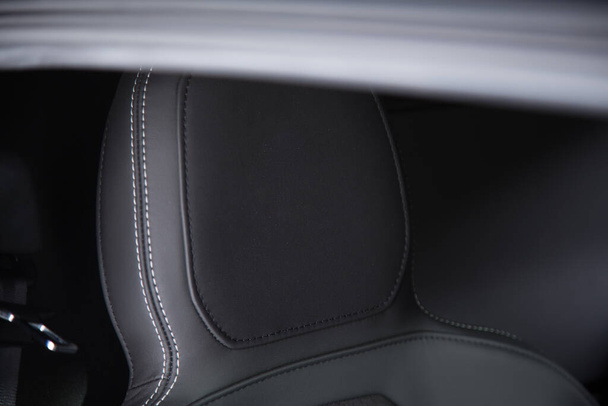 Musta nahkainen niskatuki auton istuimella - Valokuva, kuva