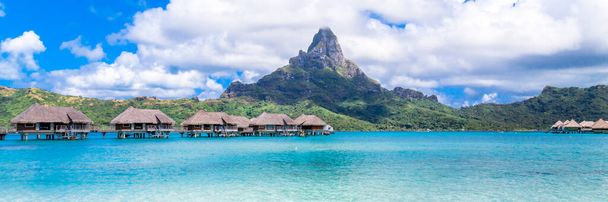Ostrov Bora Bora, Francouzská Polynésie. Web banner v panoramatickém pohledu na tuto úžasnou pláž - Fotografie, Obrázek