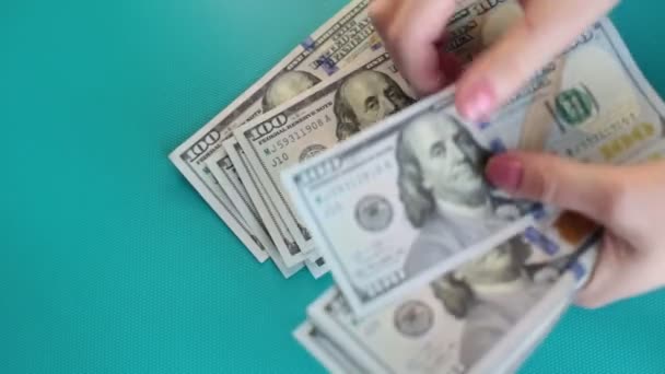 100 dolarových bankovek a hodně peněz - Záběry, video
