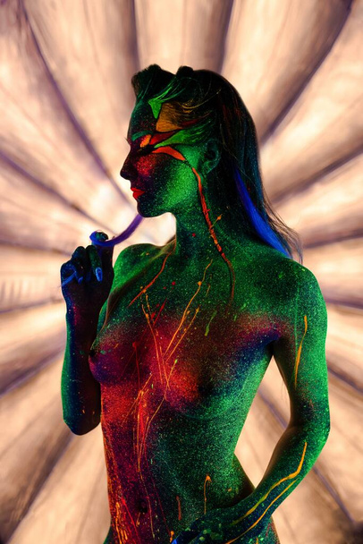 Дівчина з ультрафіолетовим мерехтінням профілю бодіарт постріл
 - Фото, зображення