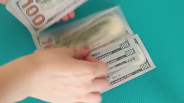 100 dolarových bankovek a hodně peněz - Záběry, video
