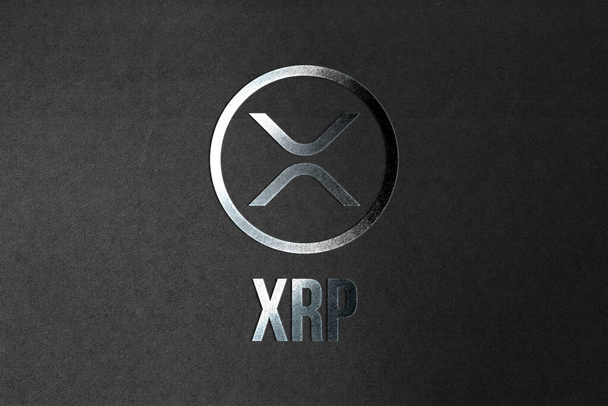 Ilustración 3D XRP criptomoneda moneda y moderno concepto bancario.Foto aspecto realista plata estilo 3D renderizado
. - Foto, imagen