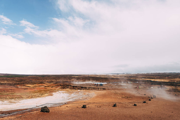 Geyser Valley, no sudoeste da Islândia. A famosa atração turística Geysir. Zona geotérmica Haukadalur. Geyser Strokkur nas encostas da colina Laugarfjall
. - Foto, Imagem