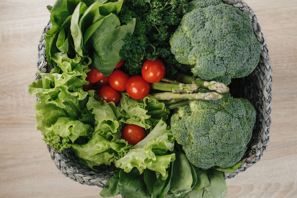 Korb mit frischem Gemüse aus der Region auf dem Tisch - Foto, Bild