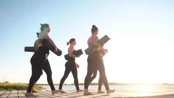 Grupo de mujeres felices juntas va en el entrenamiento de fitness, listo para el deporte al aire libre
 - Metraje, vídeo