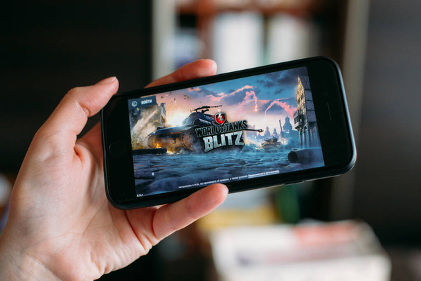 SAINT PETERSBURG, RUSSIA - JUNE 5, 2020: Hands holding a smartphone with world of tank blitz game - Valokuva, kuva