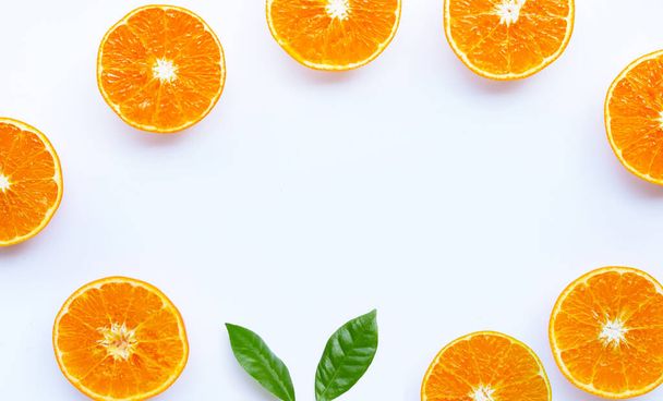 Ramka wykonana z owoców pomarańczy na białym tle. Przestrzeń kopiowania - Zdjęcie, obraz