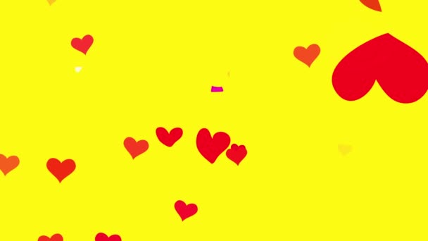 Tourner et échelle du groupe de vieux amis tenant des coeurs rouges sur fond isolé suggérant qu'ils partagent des sentiments et des émotions et révèlent un secret sur les amours entre eux - Séquence, vidéo