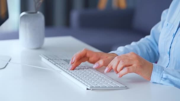 Mujer escribiendo en un teclado de computadora. Concepto de trabajo remoto. - Imágenes, Vídeo