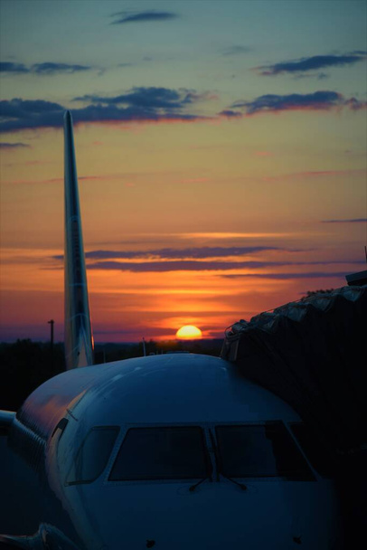 Jet companhia aérea com cauda e nascer do sol
. - Foto, Imagem