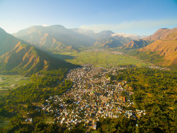 山の中の農地のある美しい町の空中風景 - 写真・画像