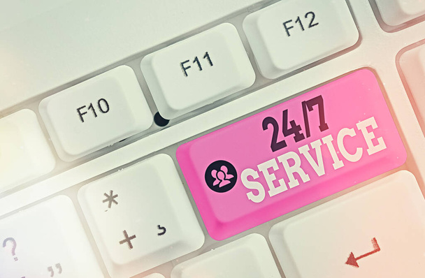 Tekstbord met 24 Or7 Service. Conceptuele foto die een hulp biedt die altijd beschikbaar is. - Foto, afbeelding