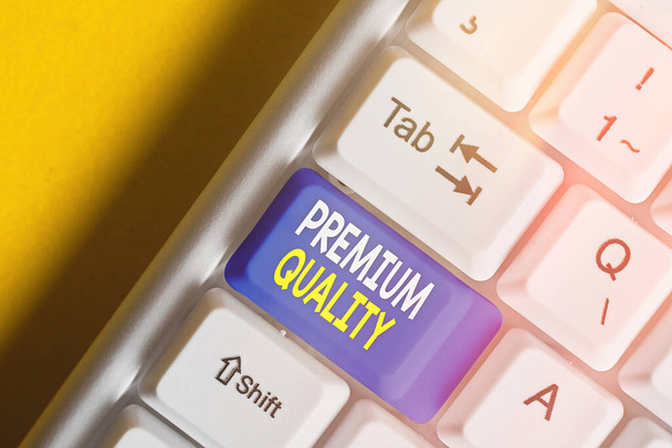 Tekstin kirjoittaminen Premium Quality. Liiketoimintakonsepti brändille, joka saavuttaa korkeimman tason. - Valokuva, kuva