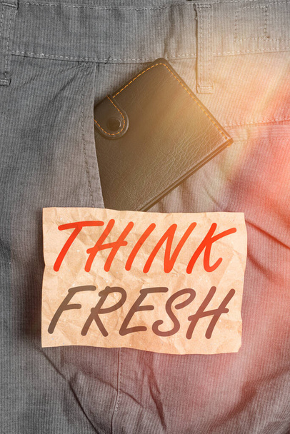 Word írás szöveg Think Fresh. Üzleti koncepció egy új perspektíva a gondolkodás, amikor ötletek és fogalmak kis pénztárca belsejében férfi nadrág elülső zsebében közel jelölőpapír. - Fotó, kép