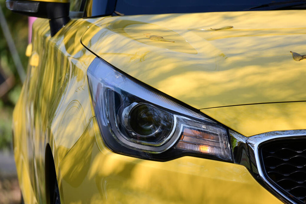 fényszóró sárga modern autó, kép koncepció nyári utazás utazás  - Fotó, kép