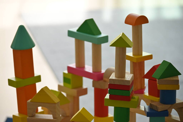 värikäs puinen lohko geometrinen lelu lapsi pelaa oppia luovuutta pysyä kotona
 - Valokuva, kuva
