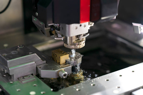 CNC draad gesneden machine die hoge precisie vormdelen knipt - Foto, afbeelding